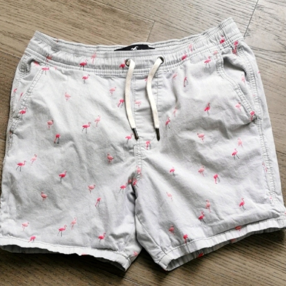 Hollister Mens grey shorts pink flamingos, pockets. Size small. EUC